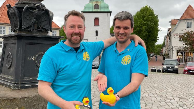 Präsident Ingvar Faaborg (l.) und Vizepräsident Markus Zimmermann laden zum Loskauf für die Enten ein.