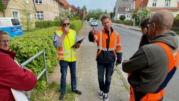 Im Güstower Weg in Gadebusch wird vom 5. Juni an gebaut. Bauleiter wird Stefan Kröplin (3.v.r.) von der Firma TSS Straßen- und Tiefbau Schwerin sein.