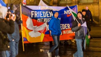 Demo rechter Kräfte in Dresden AfD und Pegida demonstrieren in Dresden gegen die Bundespolitik gegenüber dem russischen 