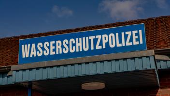 Schild Wasserschutzpolizei an einem Dienstgebäude in Lübeck-Travemünde Wasserschutzpolizei *** Sign water police at a se