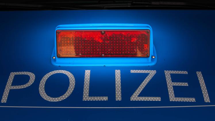 Symbolfoto für Polizei Themen zeigt Polizei Schriftzug auf Motorhaube von Streifenwagen Polizei Symb