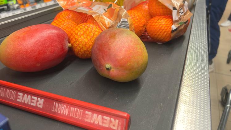 Lebensmittel auf dem Kassenband bei REWE *** Food on the checkout belt at REWE Copyright: xmix1pressx
