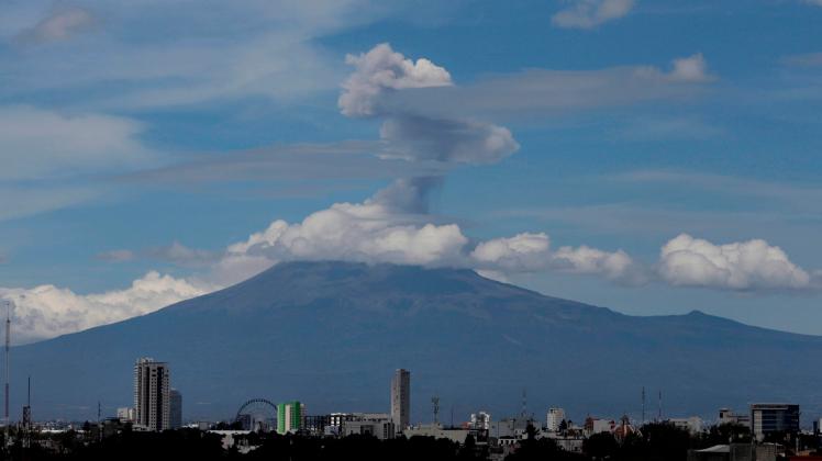 Photograph of the Popocatepetl volcano launching a steam column of approximately 1,500 meters, observed this Saturday fr