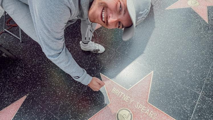 Was ein echter Fan ist... Richard Decker auf dem Walk of Fame in Los Angeles am Stern von Britney Spears