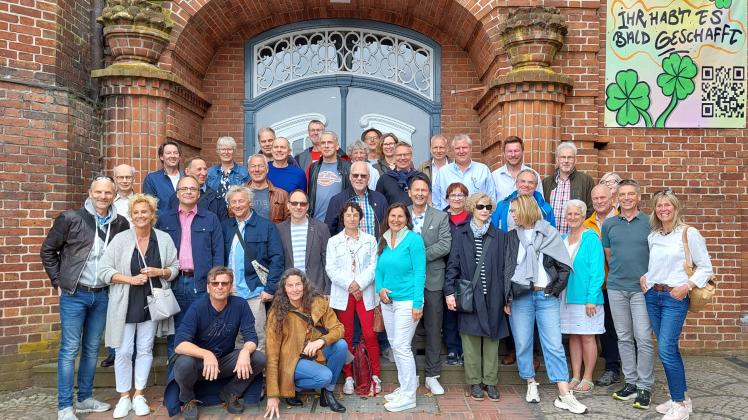 Mehr als 40 – von ehemals 75 – Schülerinnen und Schüler des Abitur-Jahrgangs 1983 aus ganz Deutschland trafen sich am Wochenende wieder in Eutin und besichtigten auch das Voß-Gymnasium.