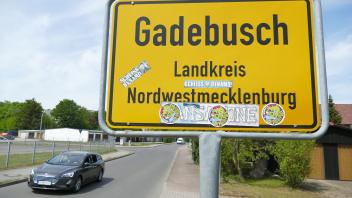 Neben Masten der Straßenbeleuchtung wurde in Gadebusch auch ein Ortsschild mit Fan-Aufklebern von Hansa Rostock beklebt.