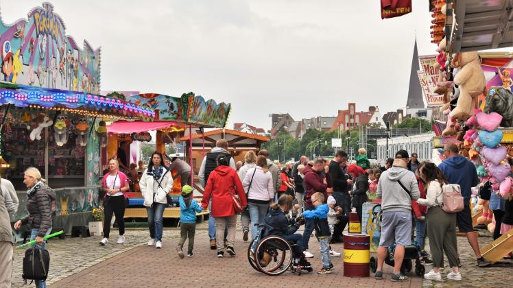 Selbst während der Corona-Pandemie lockte der Rostocker Pfingstmarkt zahlreiche Besucher an.