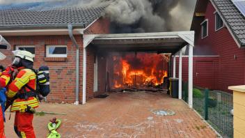 Brand in Flensburg: Das Feuer griff auf das Wohnhaus über.
