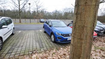 Osnabrück: Das Klinikum Osnabrück will 45 Bäume auf dem Parkplatz P1 fällen lassen. Erster Schritt zum Bau eines Parkhauses im Sommer. 11.02.2023