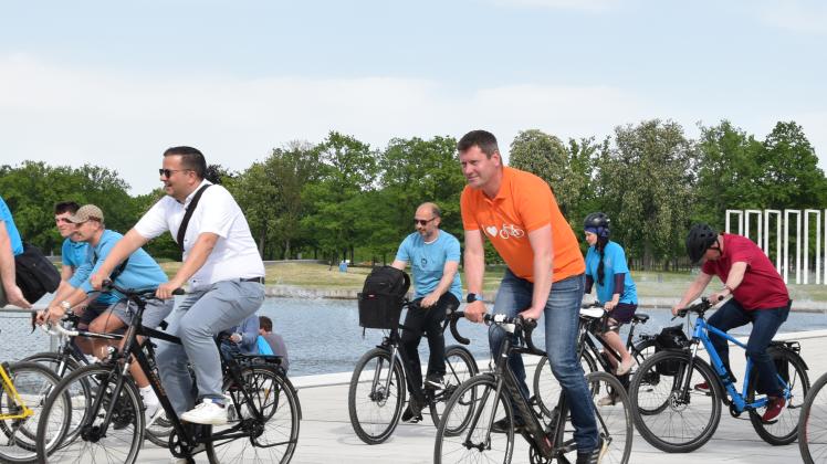 Sebastian Ehlers (li. im weißen Hemd) ist als Stadtpräsident Schirmherr der Aktion in Schwerin. Zusammen mit dem Schweriner ADFC-Vorsitzenden Ralf Klein (oranges Hemd) und knapp 30 anderen nahm er an der Start-Radtour durch die Stadt teil.