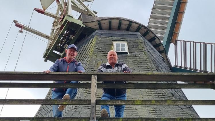 Die Mühlenwarte Horst Dittberner und Rüdiger Pallapies informieren die Besucher über die Rumflether Mühle Aurora