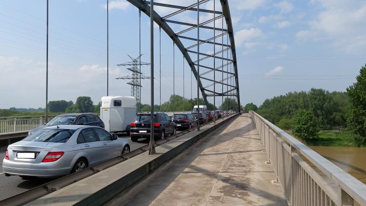 Emsbrücke Rheiderlandstraße Meyer Werft Papenburg nur einspurig befahrbar