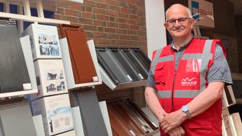 Werkleiter Hans Peter Fester vom Braas Dachziegelwerk in Karstädt muss mit seinen Mitarbeitern derzeit eine Phase von Kurzarbeit durchstehen. Fester hofft ab Herbst auf Besserung. 