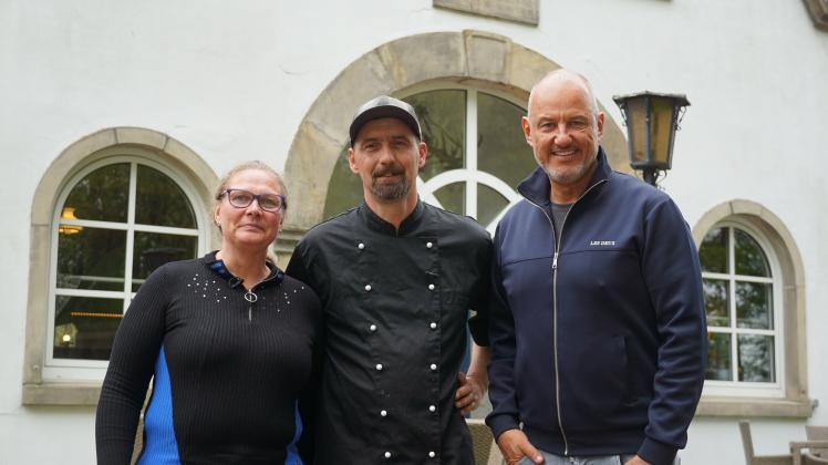 von links: Die Gasthofbesitzer Jacqueline Petracek-Heil und Hagen Rühl erhoffen sich von TV-Starkoch Frank Rosin Hilfe für ihren "Westernhof" im Osterwalder Ortsteil Alte Piccardie.