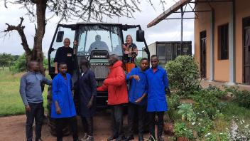 Walter und Jacoba Schulz (auf dem Fahrzeug) haben einen Traktors an die Berufsschule in der Partnergemeinde Hamai in Tansania übergeben. 