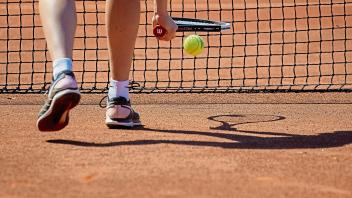 Symbol Tennisball, Tennisplatz, Symbolbild: Tennisschuhe, Tennisplatz, 09.08.2020 Sindelfingen *** Symbol tennis ball, t