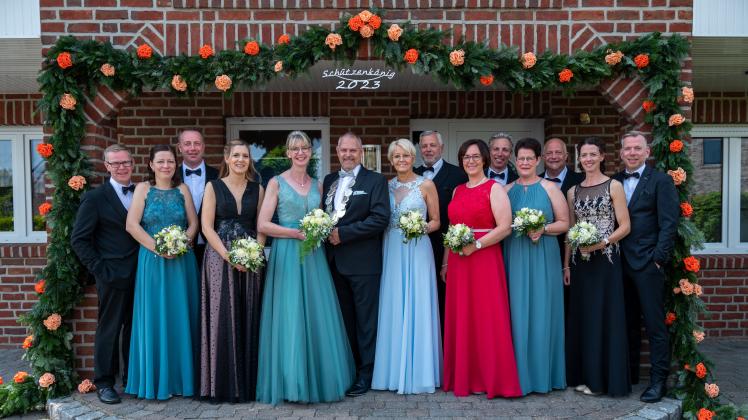 Königin Doris Jaspers und König Klaus Jaspers mit den Mitgliedern des Thrones im Schützenverein Haselünne-Stadtmark.