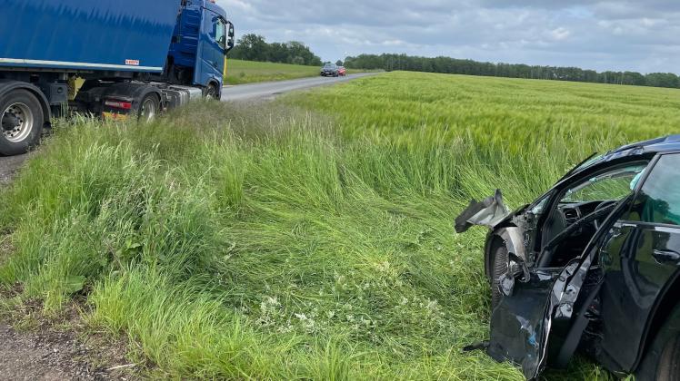 Ein Autofahrer wurde bei einem Unfall auf der Kattenvenner Straße in Glandorf in seinem Auto eingeklemmt.
