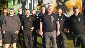 Bereit für 10000 Irish-Folk-Fans: Sven Borcherts, Bastian Siegfried, Jelke Thun, Daniel Dombrowski, Dennis Gröger, Tore Lösch, Stefan Jürgensen, Carsten Rathge und Roland Jürgensen (v.l.) vom Organisationsteam des Bully-Clubs Poyenberg.