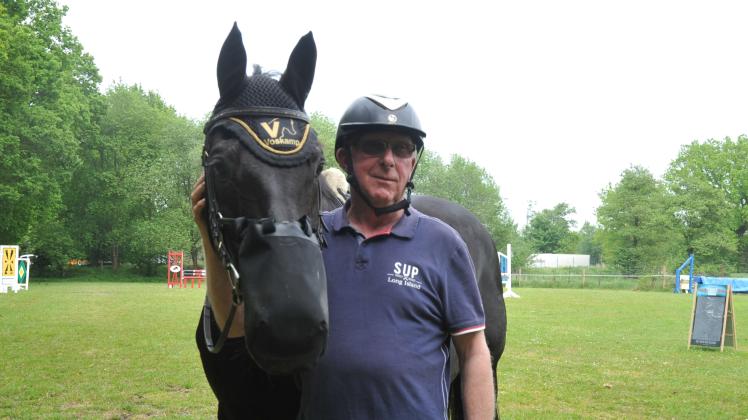 Unzertrennlich seit mehr als 20 Jahren: Heino Voskamp aus Papenburg und sein Pferd „Changador“.