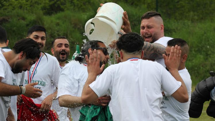 Kleine Abkühlung: Kosels Trainer Merih Kurtoglu (Mi.) bekommt sehr zur Freude seiner Schützlinge einen Eimer Wasser über den Kopf gegossen.