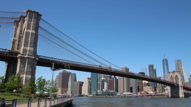 New Yorks Brooklyn Bridge