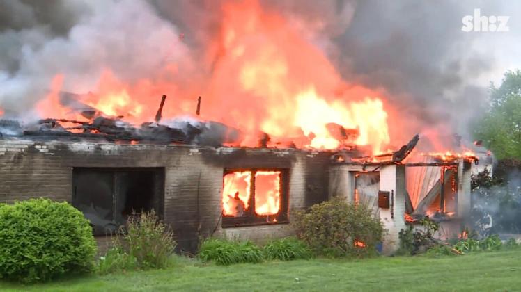 Großfeuer zerstört Reetdachhaus