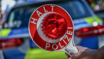 Themenbilder Polizei, 10.08.2022, Baden-Württemberg, Heubach: Polizei, Streifenwagen, Polizistin mit Handschellen, Festn