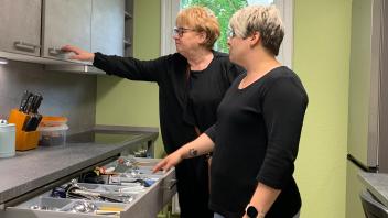 Sozialarbeiterin Karina Pielach zeigt Anja Noll, Vorsitzende des Sozialausschusses der Gemeinde Karstädt, die neue Küche im sanierten Jugendclub Pröttlin. 