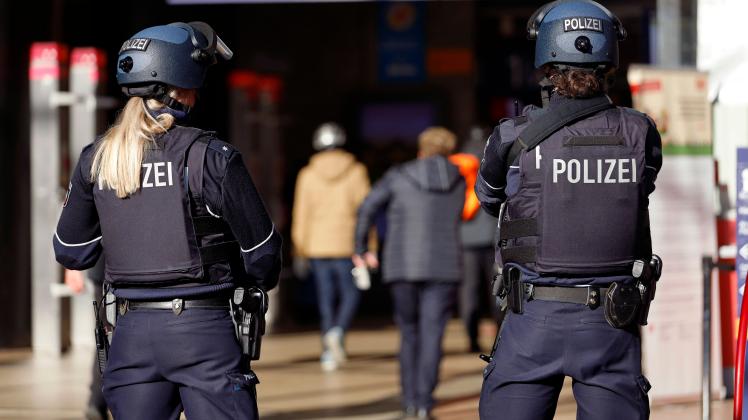 Polizisten mit schusssicheren Westen, Helmen und Maschinenpistolen umstellten den Kölner Hauptbahnhof und kontrollierte