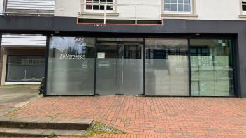 Außenansicht eines leeren Ladenlokals im Oeseder Zentrum