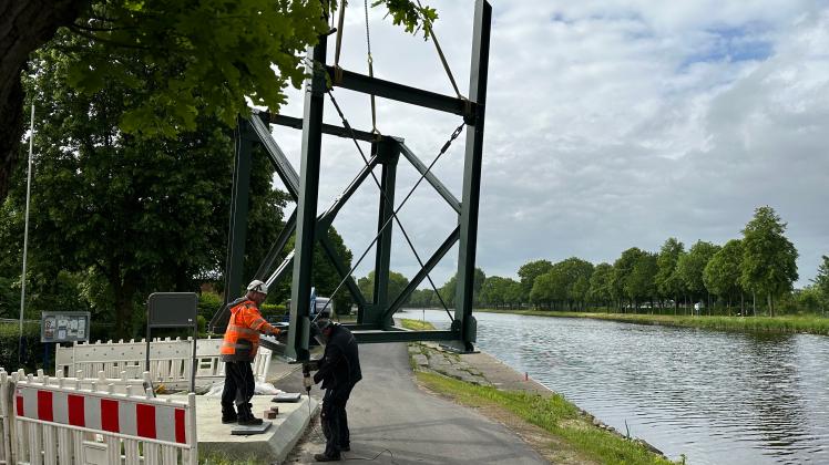 Aufbau der Türme der Lingener Meckerbrücke haben begonnen.