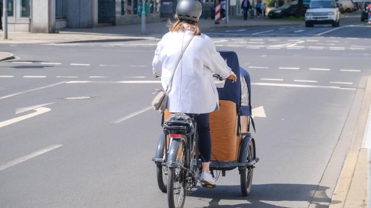 Düsseldorf 04.05.2023 Lastenfahrrad Lastenrad Fahrrad Fahrradweg Kindersitz Mobilitätswende Verkehrswende Babboe Düsseld