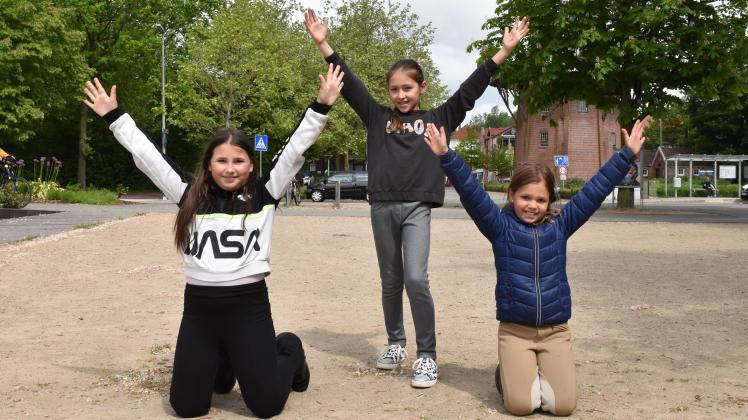 Bei einem Treffen am Stadtpark in Papenburg habe Amilia Hahn (v. l.), Ayleen Thillmann und Ida Kannegießer ein wenig Hip-Hop-Tanz gezeigt.