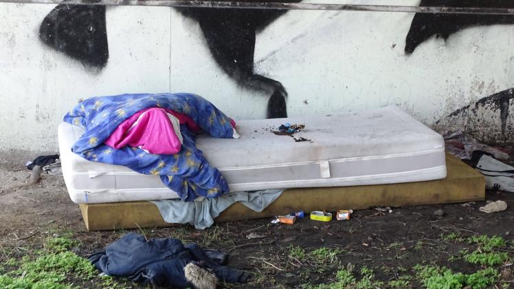 So sieht es hinter den Nobelmeilen der Stadt aus - Obdachlosenschlafplatz im Dreck - in einem der reichsten Laender der