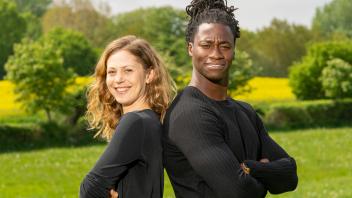 Katharina Schlothauer spielt die Ermittlerin Svenja Rasmussen, Kollege Eugene Boateng ist im Film Antoine „Tony“ Haller. 