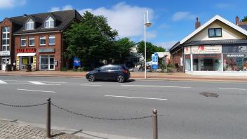 Am Kirchenweg, in unmittelbarer Bahnhofsnähe in Westerland - direkt hinter einer Fahrradvermietung - befindet sich die Fläche, die für das neue Pflegeheim ausgeguckt wurde.