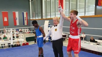 Das ist der Moment seines bislang größten Triumphs: Lars Mehnert (rechts) wird zum Deutschen Meister erklärt.