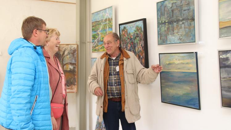 Malerei von Karl-Werner Zießnitz (r.) ist derzeit in der Klostergalerie Rühn zu sehen. Zu „Kunst offen“ ist der Bützower auch persönlich vor Ort und freut sich auf viele Gespräche. 