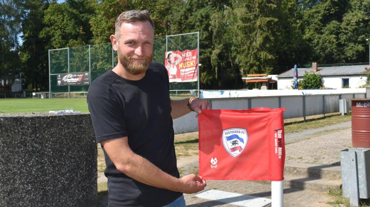 Robert Fölsch, Trainer der Fußball-Frauen des Rostocker FC, ist vor dem Saisonstart zuversichtlich: Wir brauchen sicher noch drei, vier Wochen, um richtig reinzukommen, aber wenn die Mannschaft sich gefunden hat, wird das schon werden.
