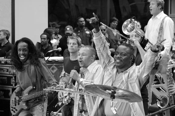 Musiker Sheldon Reynolds (24. Mai): Sein Gitarrenspiel war eine Bereicherung für berühmte Bands wie Earth, Wind & Fire („September“) oder The Commodores („Nightshift“). Bandkollege Philip Bailey schrieb zum Tod von Sheldon Reynolds: „Die Nachricht von Sheldon Reynolds‘ Tod ist sehr traurig für uns alle, die ihn kannten und mit ihm gearbeitet haben.“ Sheldon Reynolds, Keith Howland, Maurice White, Philip Bailey, James Pankow, Robert Lamm on stage for NBC Today Show CHICAGO & EARTH, WIND & FIRE Concert, Rockefeller Center, New York, NY, July 01, 2005. Photo by: Beowulf Sheehan/Everett Collection (Beowul