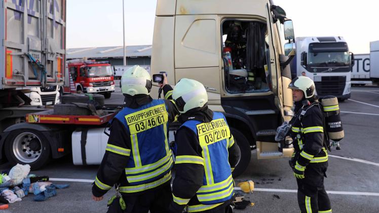 Mit Gaskocher Essen im Lkw zubereitet: Feuer in Führerhaus ausgebrochen – 27-Jähriger rettet sich mit Sprung – Großeinsatz im Rostocker Überseehafen