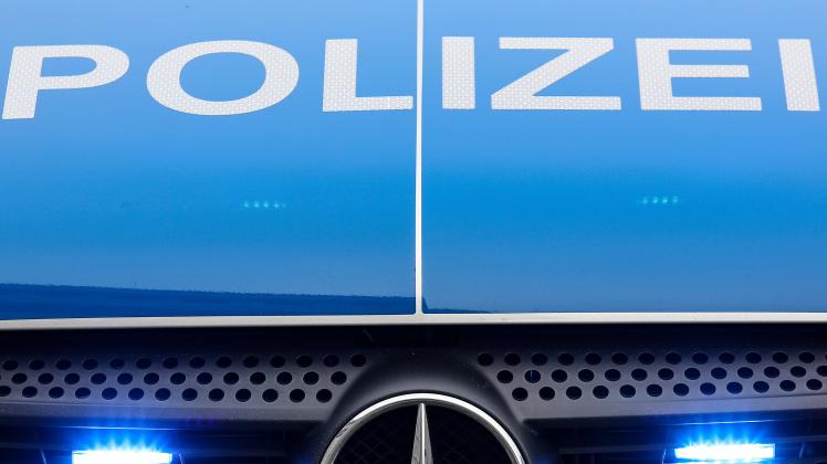 Symbolbild Thema Polizei, Einsatzfahrzeug mit Blaulicht, Schriftzug Polizei Symbolbild zum Thema Polizei am 22.01.2020 i