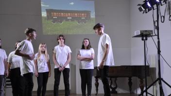 Szene aus der Aufführung „Das Fliegende Klassenzimmer 2.0“ in der Pritzwalker Musikschule.