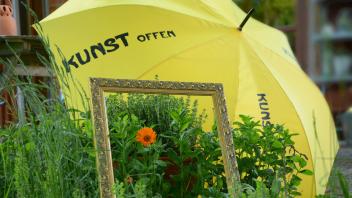Die gelben Schirme weisen am Pfingstwochenende den Weg zu Galerien und Ateliers, die zu „Kunst Offen“ einladen.