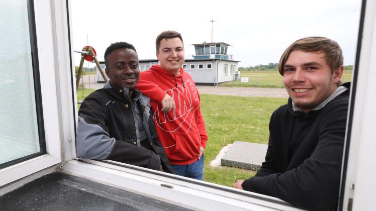 22.05.2023, Flensburg. Wohnungsnot macht erfinderisch: Azubi der Stadtwerke gründen WG auf dem Flugplatz (neo), Parkplatz Lecker Chaussee --- Foto STAUDT Ausblick auf den Flugplatz Schäferhaus: Samson Kimera, Jonas Böhnemann und Danny Papenfuß teilen sich hier eine Wohngemeinschaft.