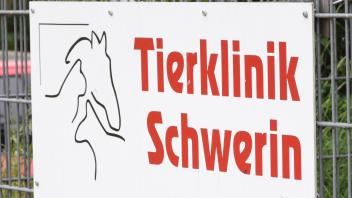 Schild der Tierklinik in Schwerin (Aufnahmedatum 23.05.2023)