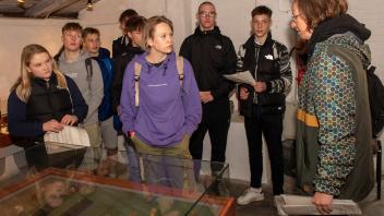 Boizenburgs Museumsleiterin Inga Ragnit (rechts) erläutert den Neuntklässlern an einem Modell die Lage des ehemaligen Außenlagers des KZ Neuengamme. 