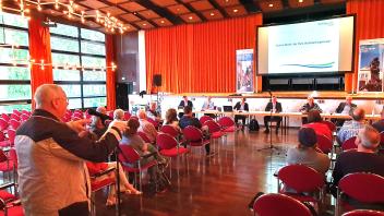 Bei einer Bürgerversammlung in der Festhalle hat die Stadt Bad Oldesloe mögliche Standorte für Geflüchtetenunterkünfte bekanntgegeben.