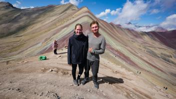 Jasmin und Sebastian in den Regenbogenbergen (Pallay Punchu) etwa 200 Kilometer von Cusco in Peru.